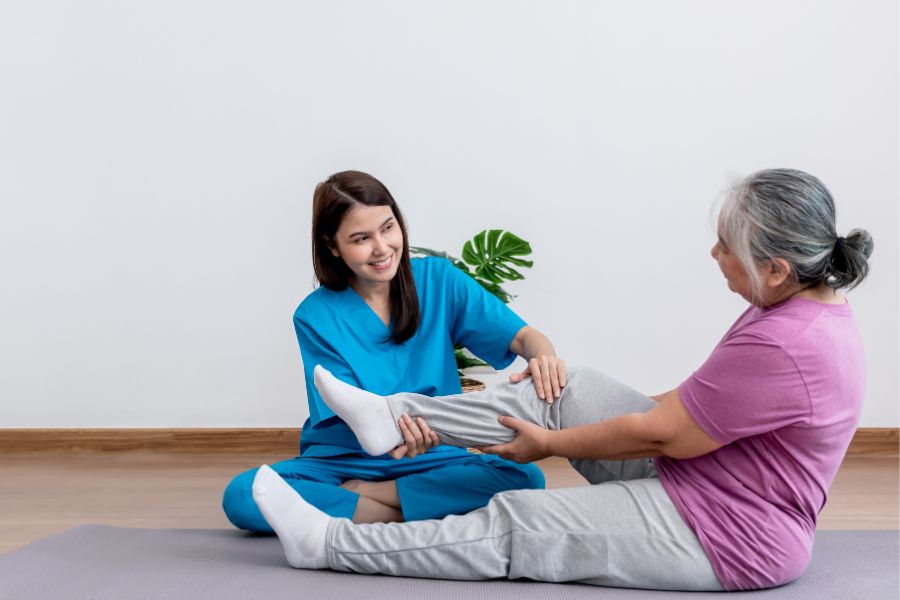 حالات تستدعي العلاج الطبيعي المنزلي للمسنين